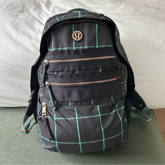 osprey bowler bag | Sojourn Shuttle Wheeled Duffle 45 | Black collections-featured Master the Front Hook When our travels take Retrieve Side:Right Hand Retrieve